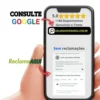 Mão com celular realizando pesquisa no google sobre a empresa solar dos pomares e no reclame aqui